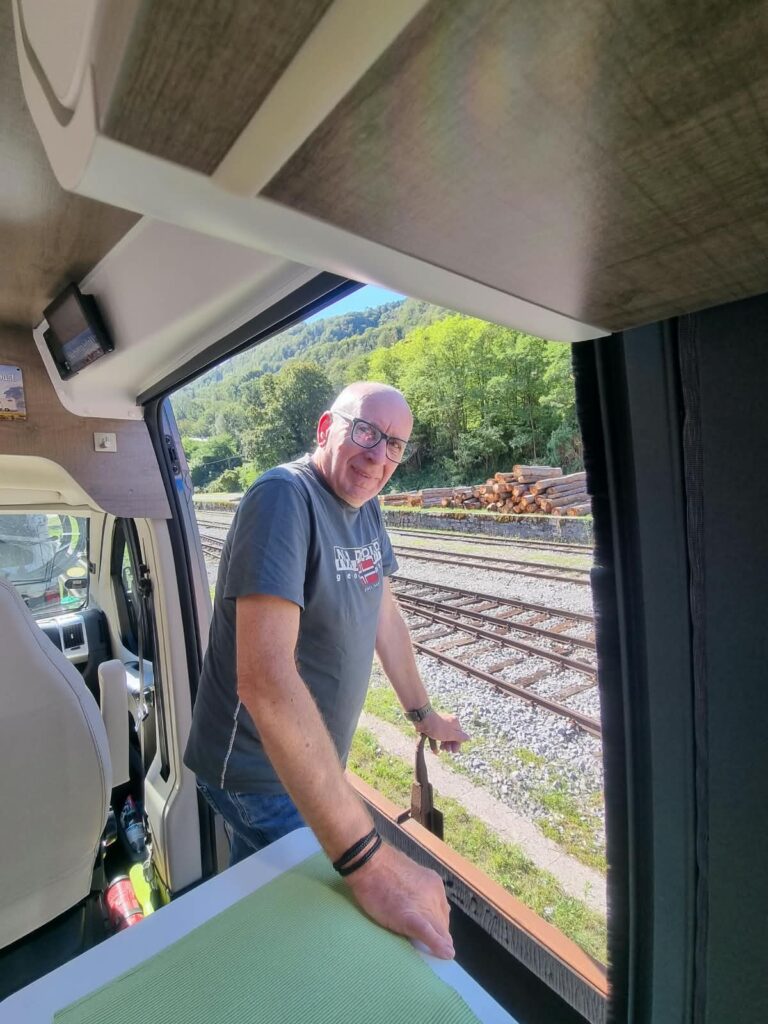 Rüdi schaut während der Autozugfahrt aus dem Campervan
