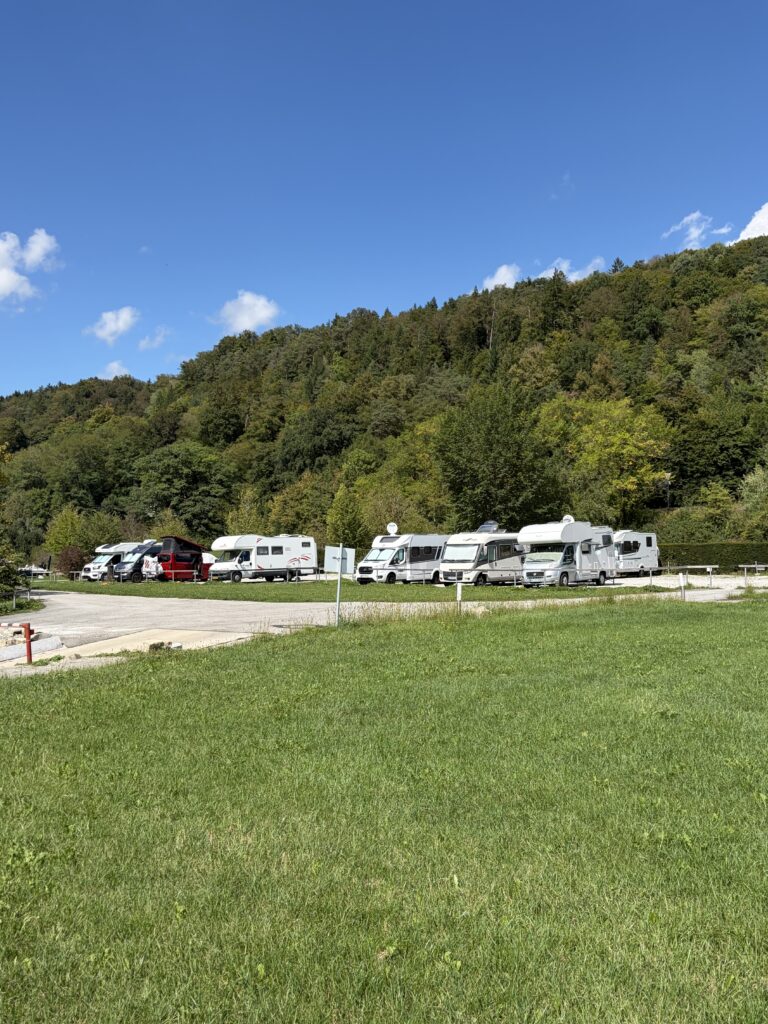 Wohnmobilstellplatz am Sportboothafen in Vilshofen