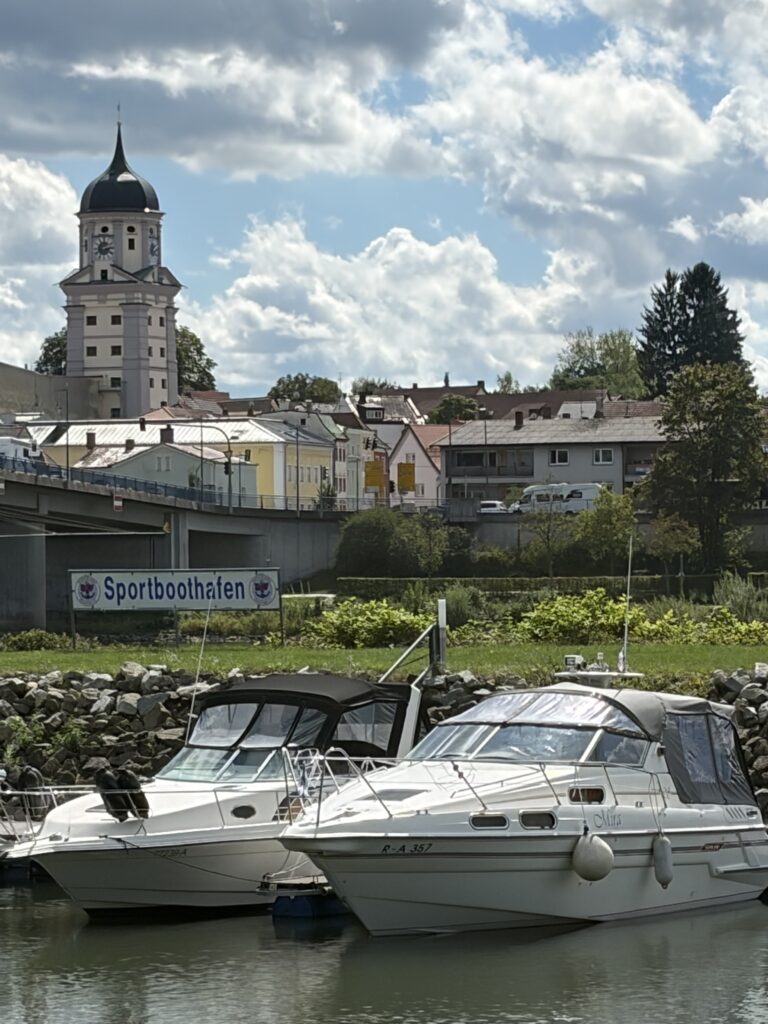 Sportboothafen in Vilshofen mit Kirchturm im Hintergrund