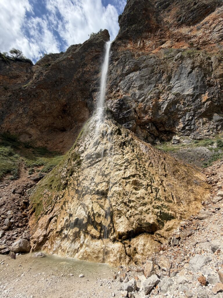 Rinka-Wasserfall im Logartal während einer Trockenperiode.