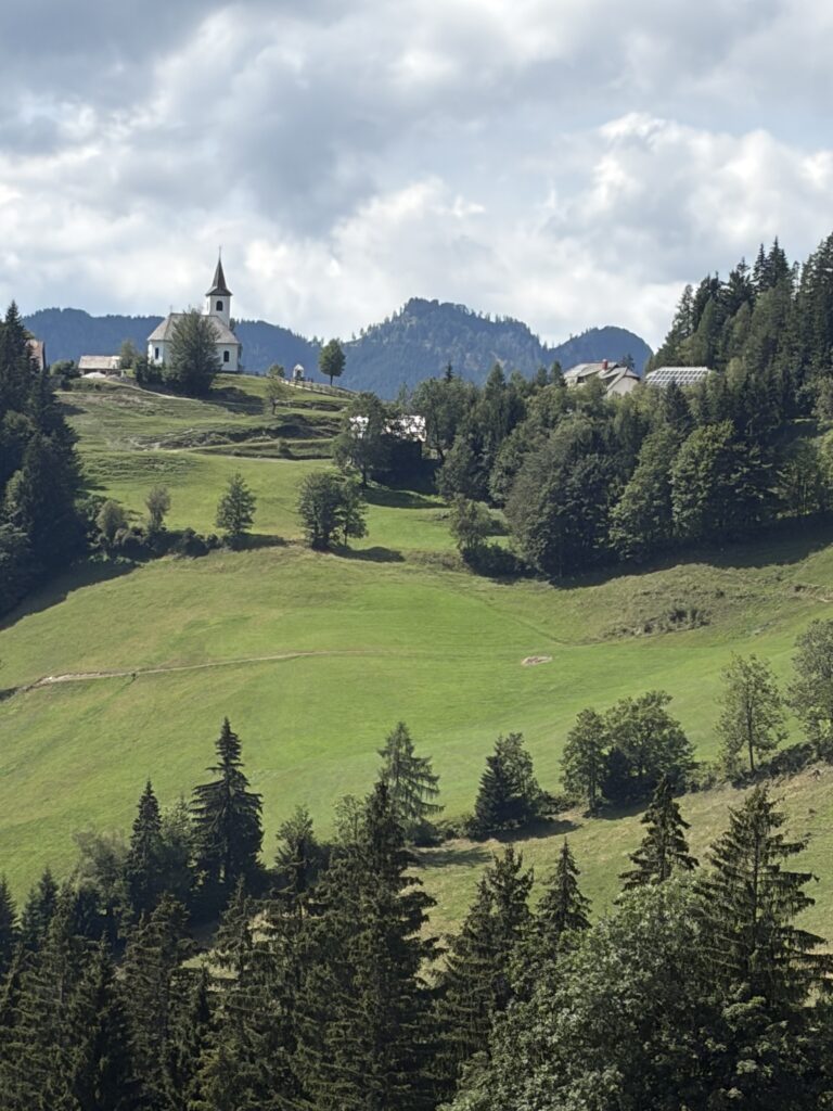 Kleine Bergkirche an der Solčava-Pnoramastraße in Slowenien