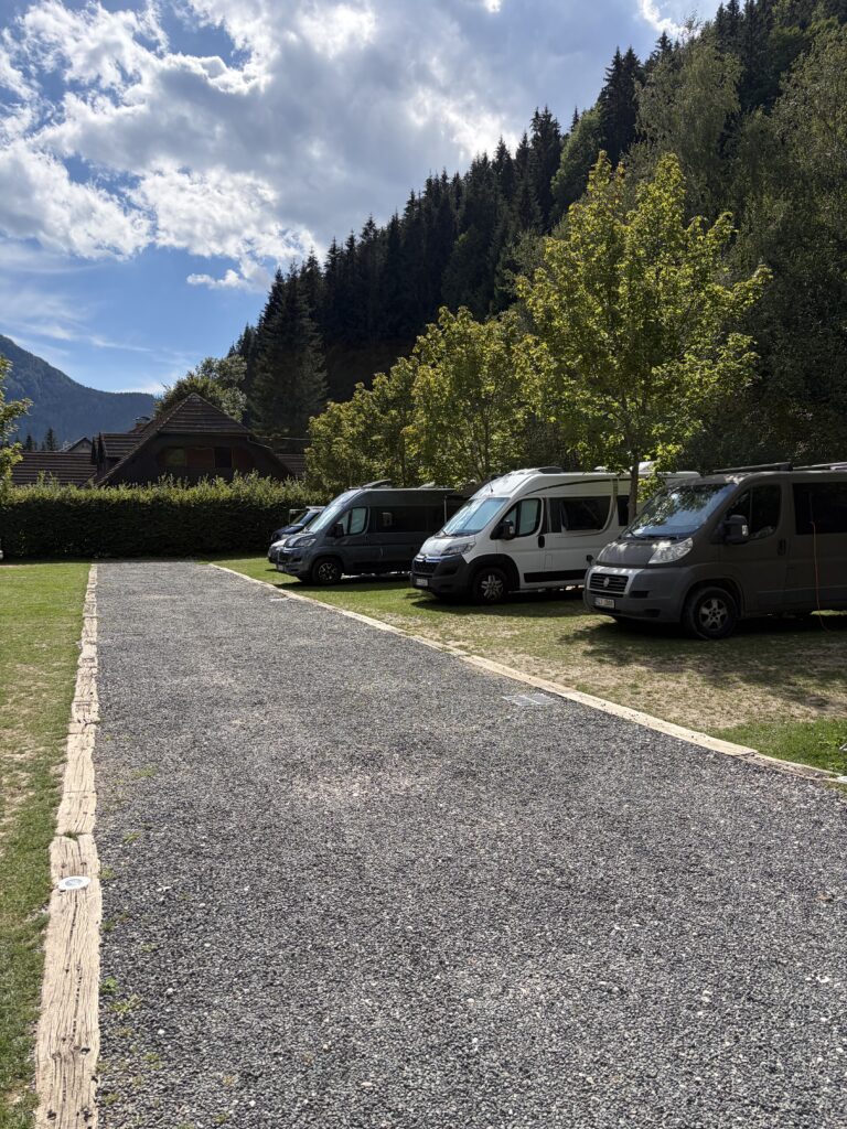 Campervans auf dem Alpski-Campingplatz in Jezerko