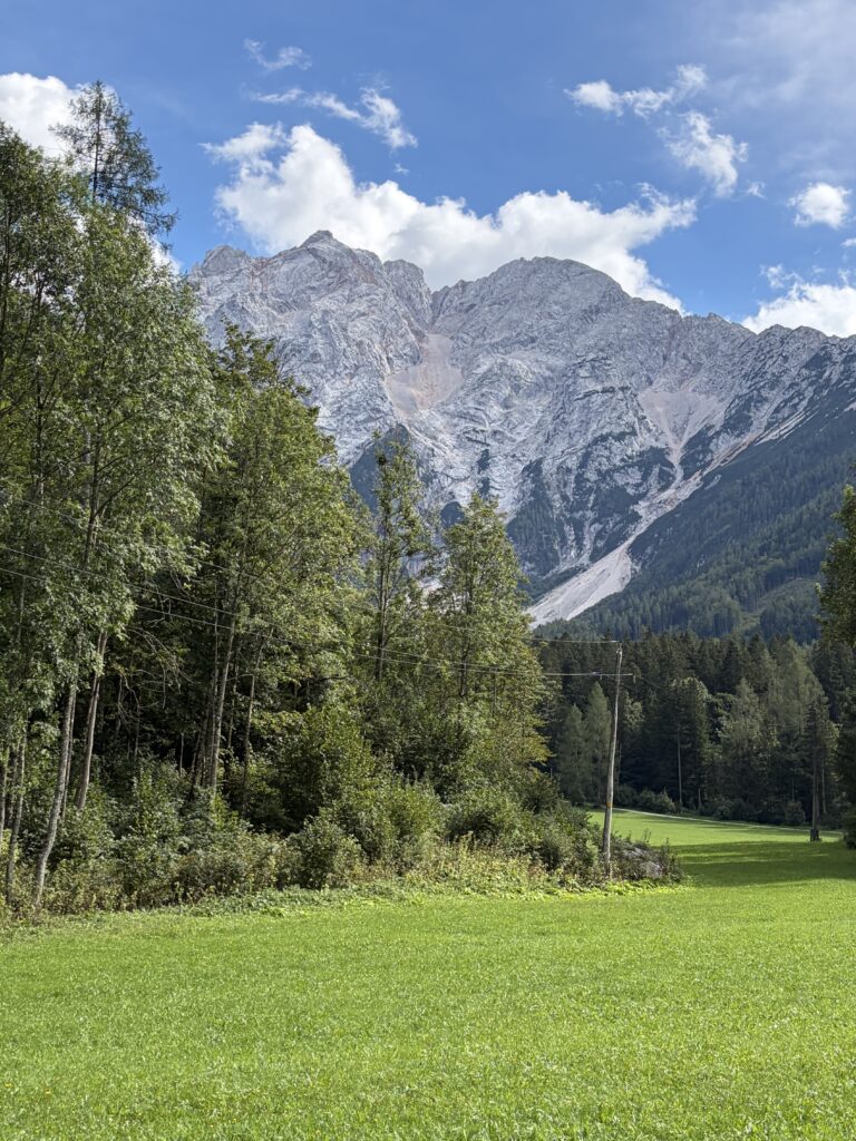 Blick auf die Bergwelt im Ravenska-Tal bei Jezerko