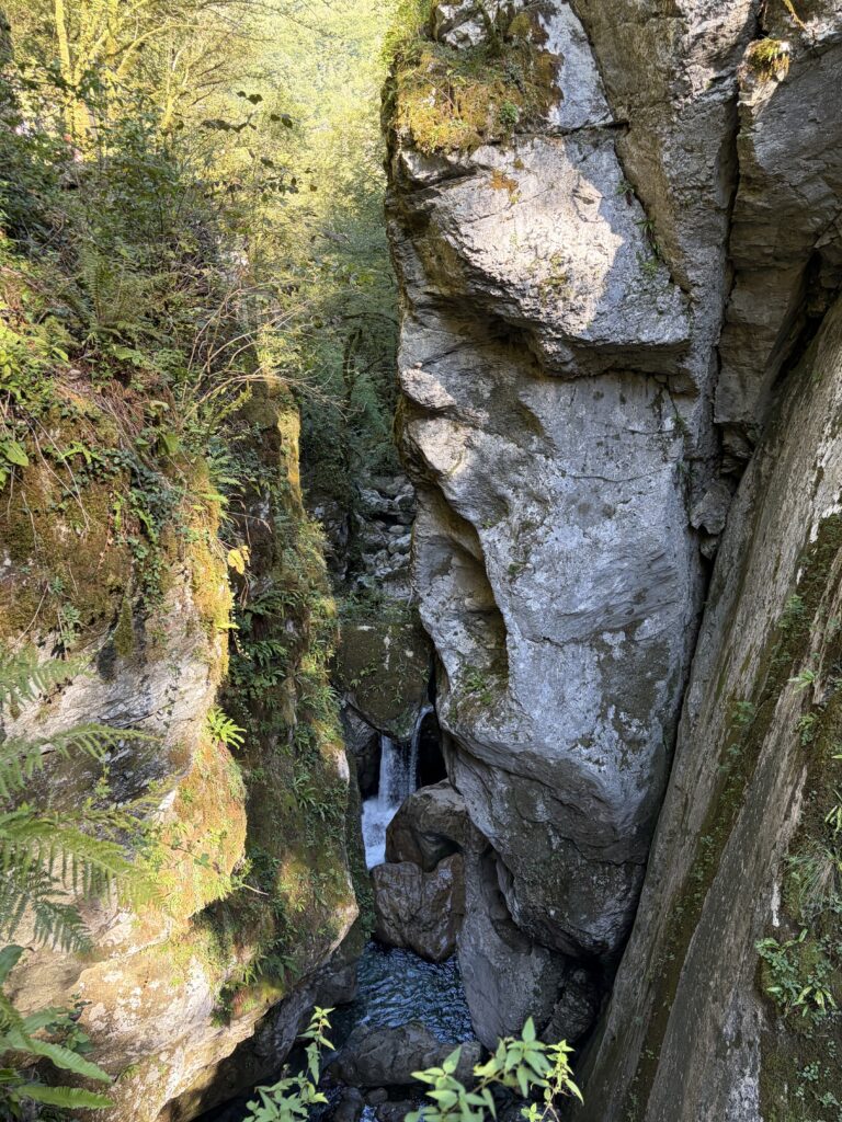 Enge Felsschlucht mit Wasserlauf in der Tolminer Klamm
