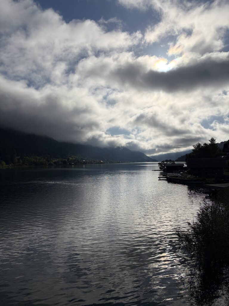 Dunkle Wolken über den Weissensee in Kärnten
